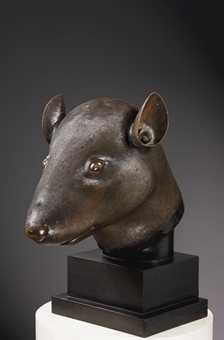 TRES RARE ET IMPORTANTE TETE DE RAT EN BRONZE PROVENANT DE LA FONTAINE ZODIACALE DU PALAIS D'ETE DE L'EMPEREUR QIANLONG (YUANMING YUAN) 